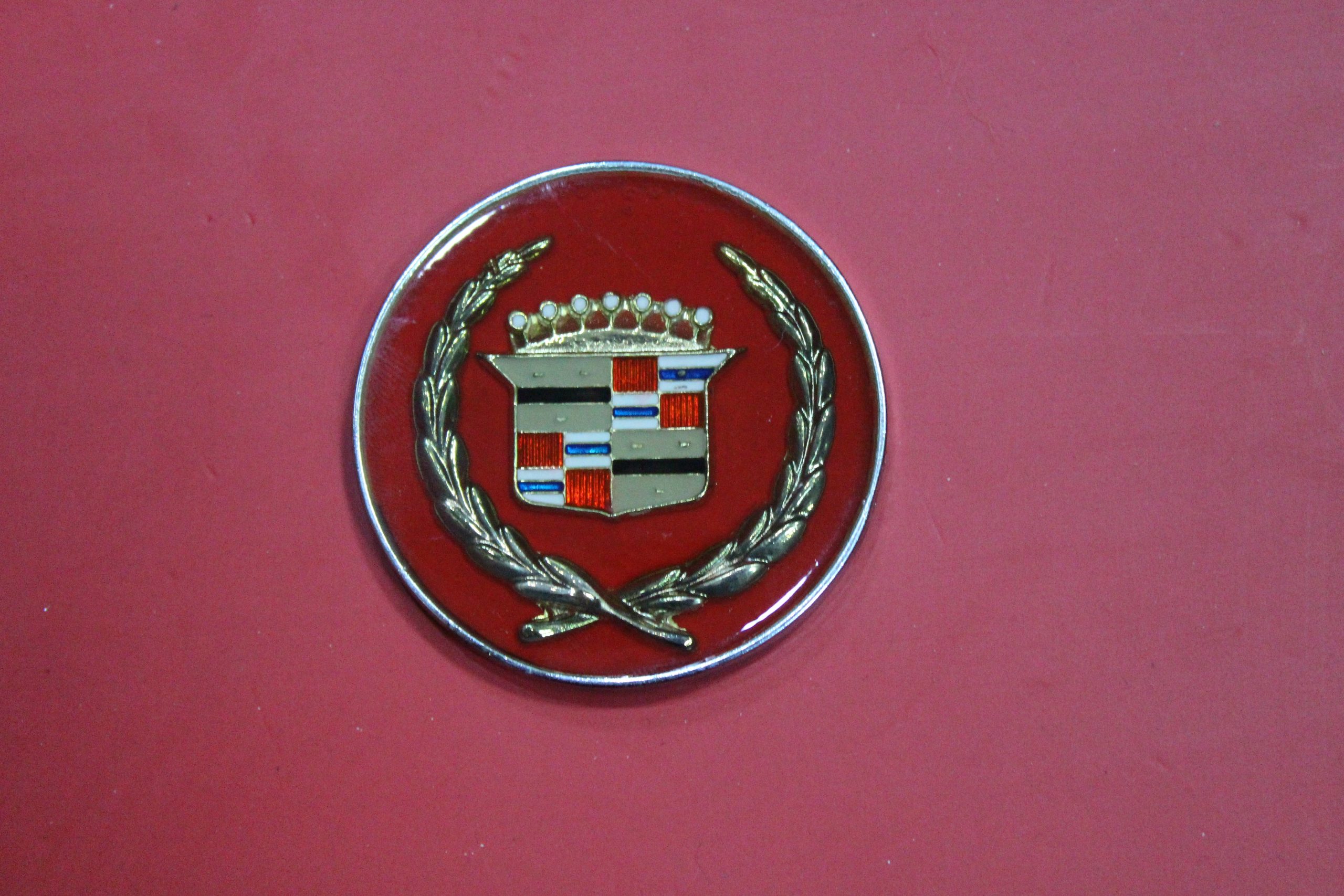 Cadillac Arma Yuvarlak Kırmızı