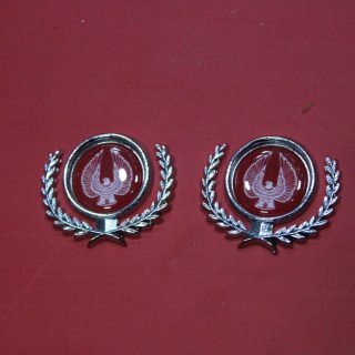 Kırmızı Chrysler Nikelaj Metal Arma Takımı