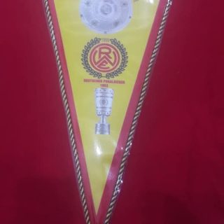 Üçgen Bayrak Rot Weıss Essen